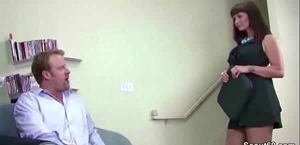 MILF Chefin hat Lust auf den grossen Schwanz von ihm